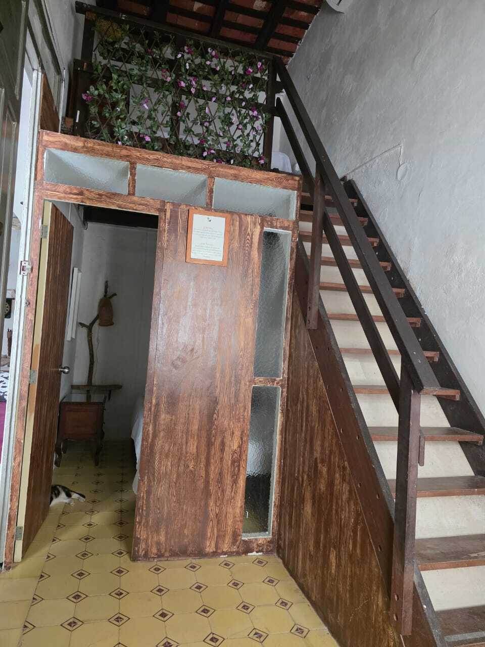 Habitación Costa Dorada — escalera